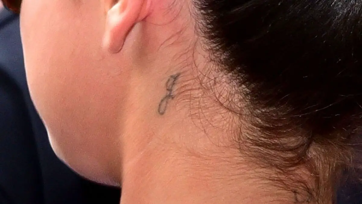 Fans Think Hailey Baldwins New Tattoo Looks Like Selena Gomezs Ring