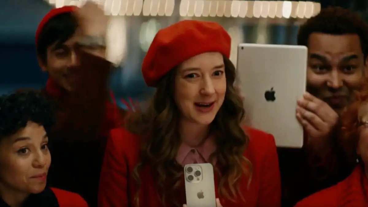 Who's the actress in the 2023 Verizon carolers commercial? Auralcrave