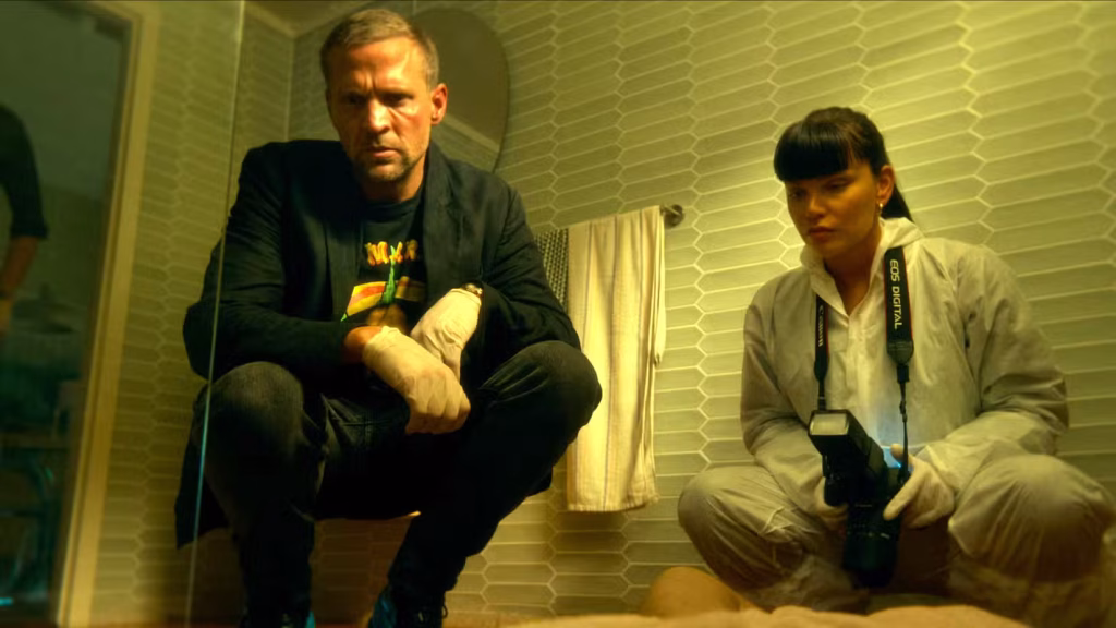 Ellen Helinder as Beate Lønn and Tobias Santelmann as Harry Hole in the Netflix series Detective Hole.