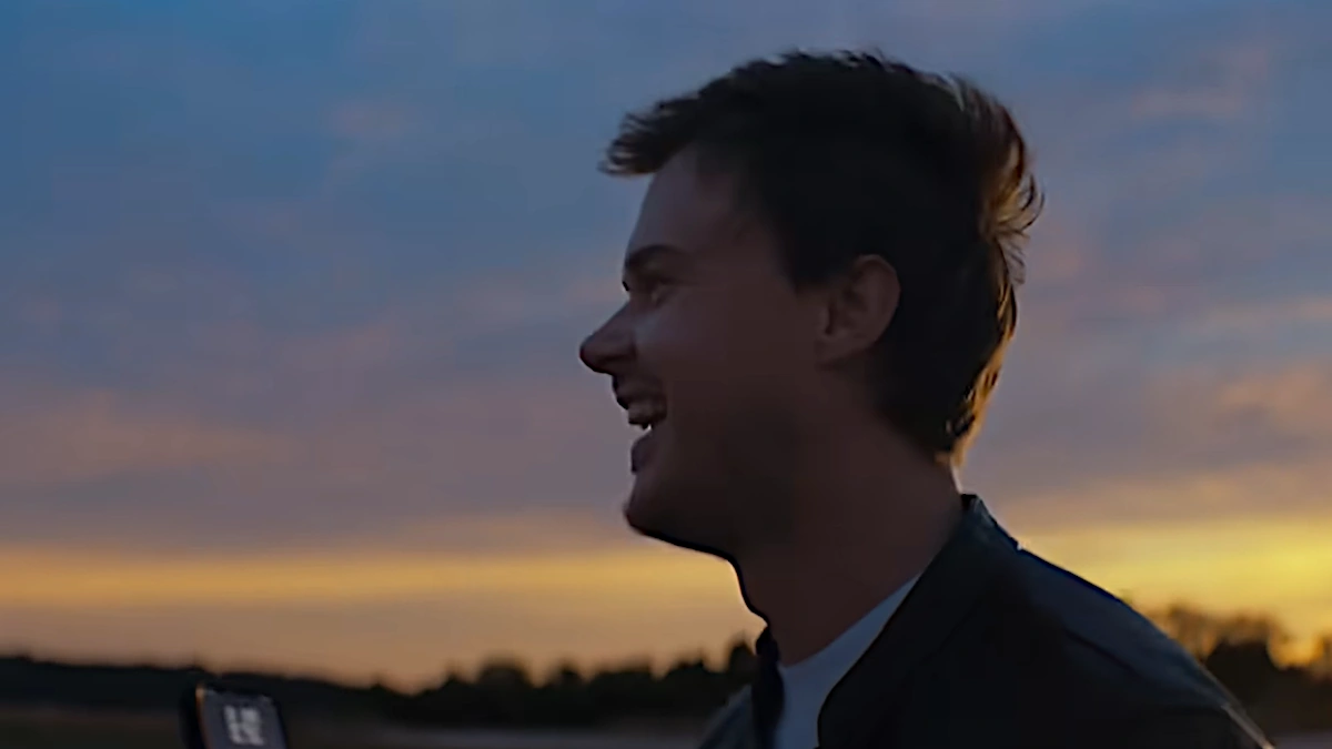 Is This Love? The Actor & Song in the Verizon Commercial